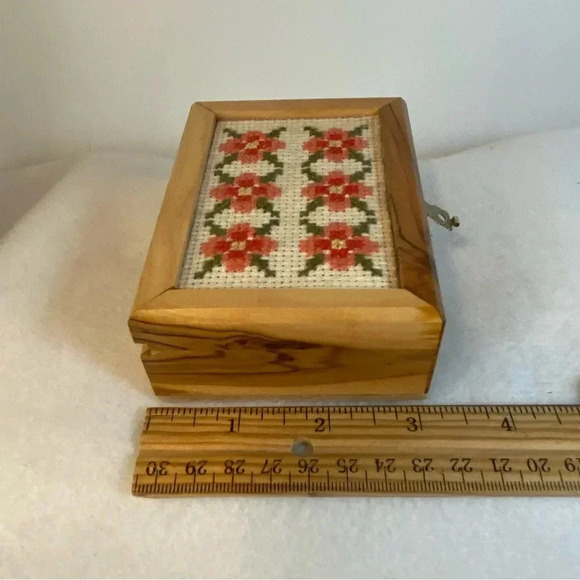 Small Hand Crafted Wood Trinket Box Cross Stitch Hinged Lid 3.5 x 4.5 Flowers - Picture 10 of 12